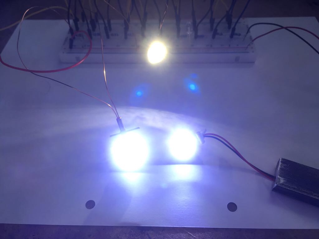 Hier ... oben 5mm LED, darunter 1x 3D Druck und 1x Metall mit 1W Ermitter