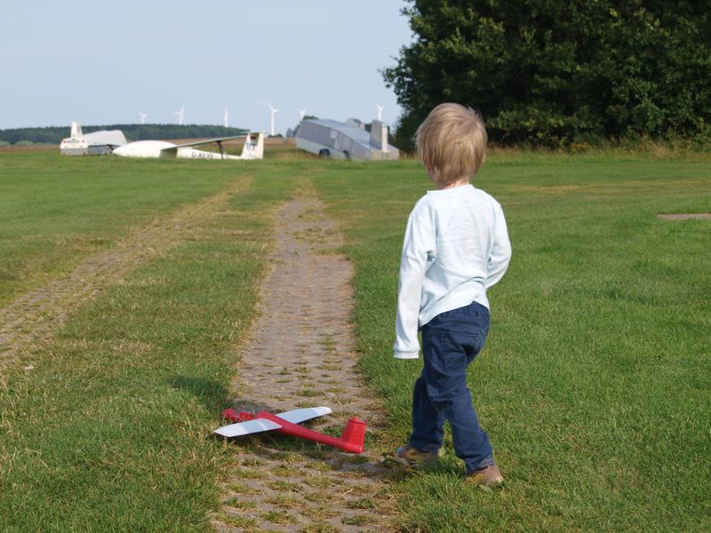 Papa, fliegt der auch ohne das Ding da hinten drauf?