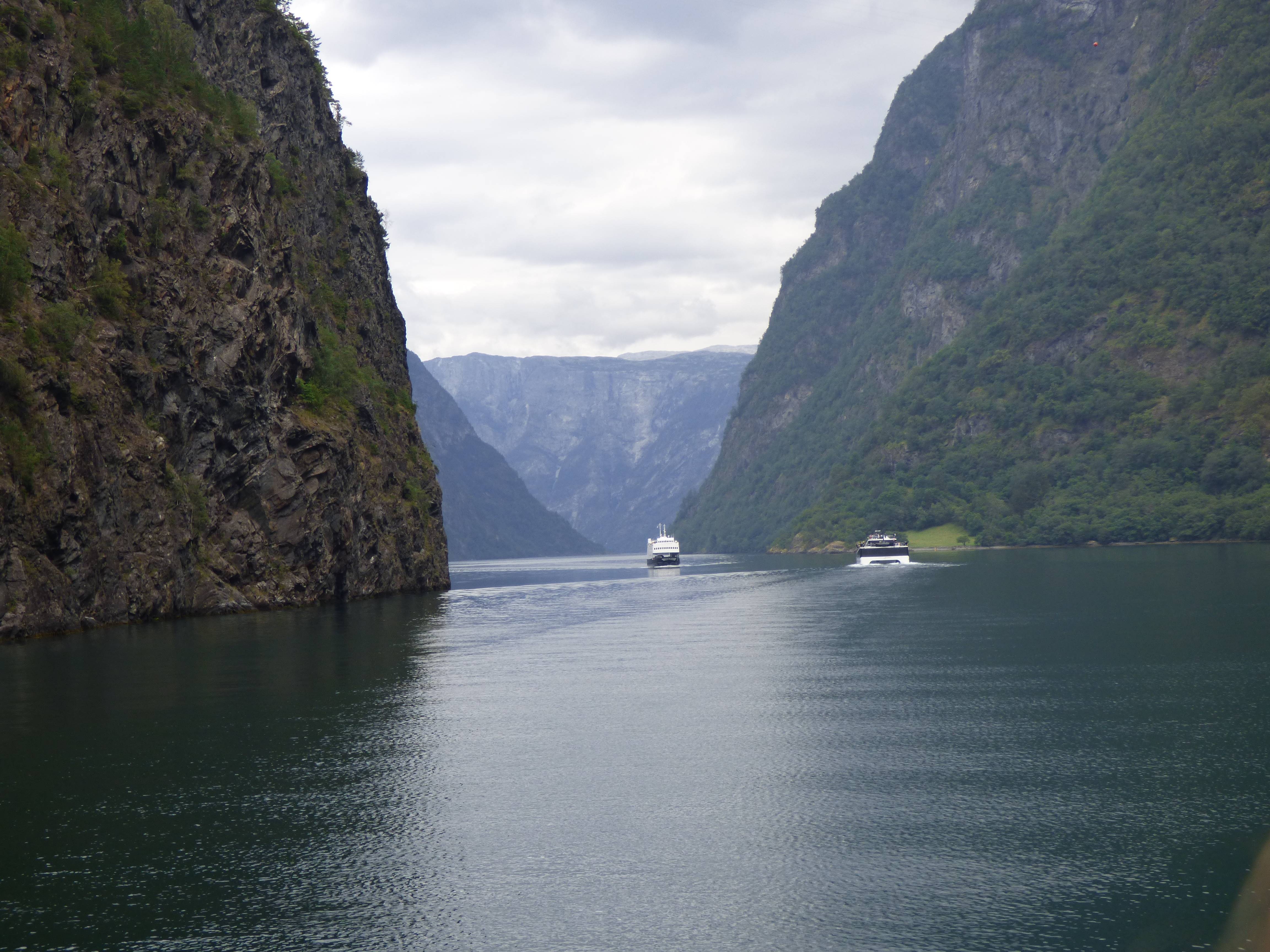 Zwischen Gudvangen und Kaupanger - 2,5h durch engste Fjorde