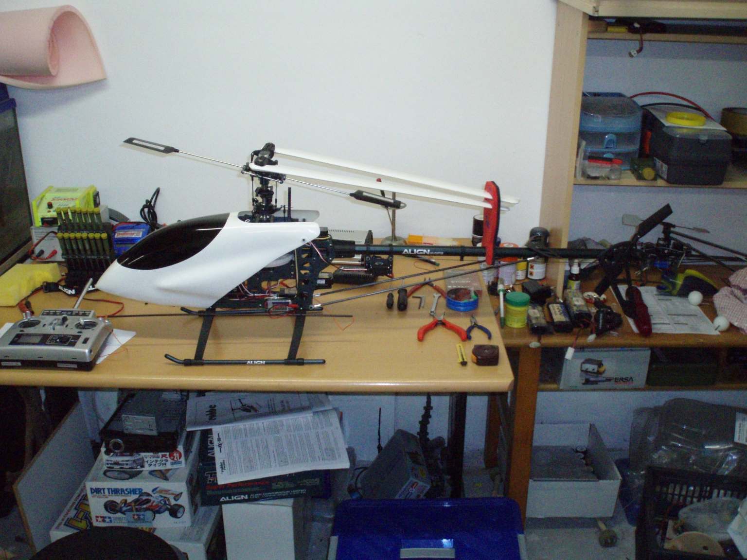 T-Rex 600 neben FX-18