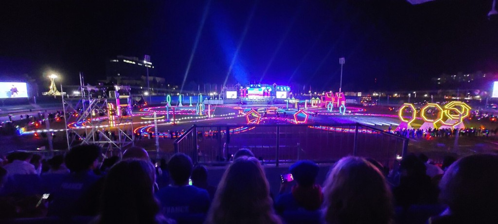 Stadion mit dem Rennkurs bei-Nacht.jpg