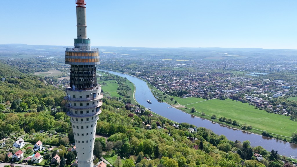 Fernsehturm Dresden und Blick ins Elbtal stromaufwärts