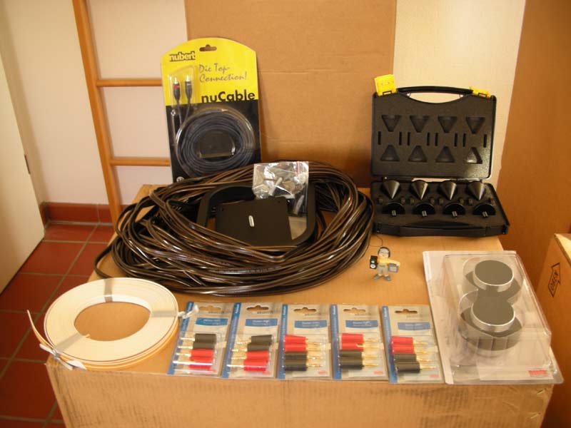 40+10m Kabel (wo auch immer ich die verlegen will :D ), Wandhalterungen, Spikes für die Standboxen, bolide Shockabsorber für den Subwoofer, Lautsprecherkabelstecker, 8m Subwooferkabel (sicherheitshalber ein etwas längeres genommen) und natürlich der Nubi