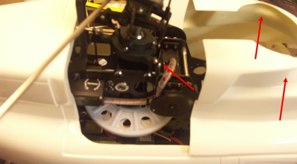 Die roten Pfeile zeigen das Problem mit der Taumelscheibenlenkung, welche wegen 1-2 mm an dem Deckel streift.