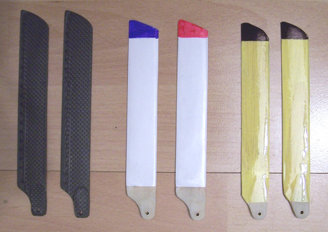 Links aus CFK etwas breiter und auch länger, mitte 3mm breiter als Original, rechts 2mm schmaler als Original