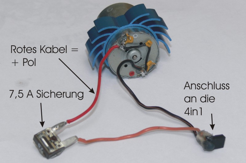 Hier der Hauptmotor mit angelöteter Sicherung. Für's Heck gehts analog. Kann auch nahe am Stecker angebaut werden, so dass beide Sicherungen unter der Haube verschwinden.