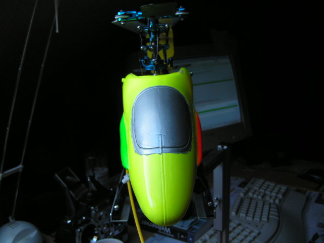 So sieht die Haube auf meinem Übungsheli aus.<br /><br />Backbord (re) grün, Steuerbord (li) rot. <br /><br />Die Neonfarbenen Streifen ätzen vor jedem Hintergrund durch.