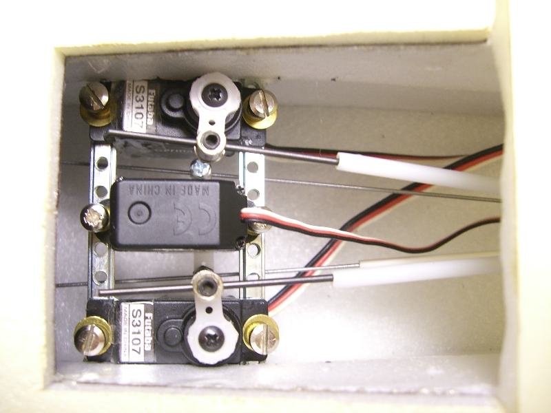 Nach zusammen Klebung der Flächen hab ich erst einmal die <br />Servos in den Rumpf implantiert. <br />Servo- Befestigungs-Leisten aus ausgedienten E-Schaltschrank.
