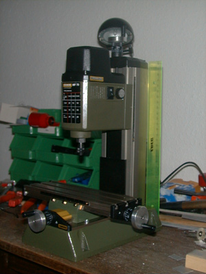 Das Lineal daneben dran ist 30cm lang - hab ich mal daneben gestellt, damit man sieht, wie groß/klein das Teil ist.