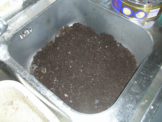 blumenerde und reste des lipos im waschbecken
