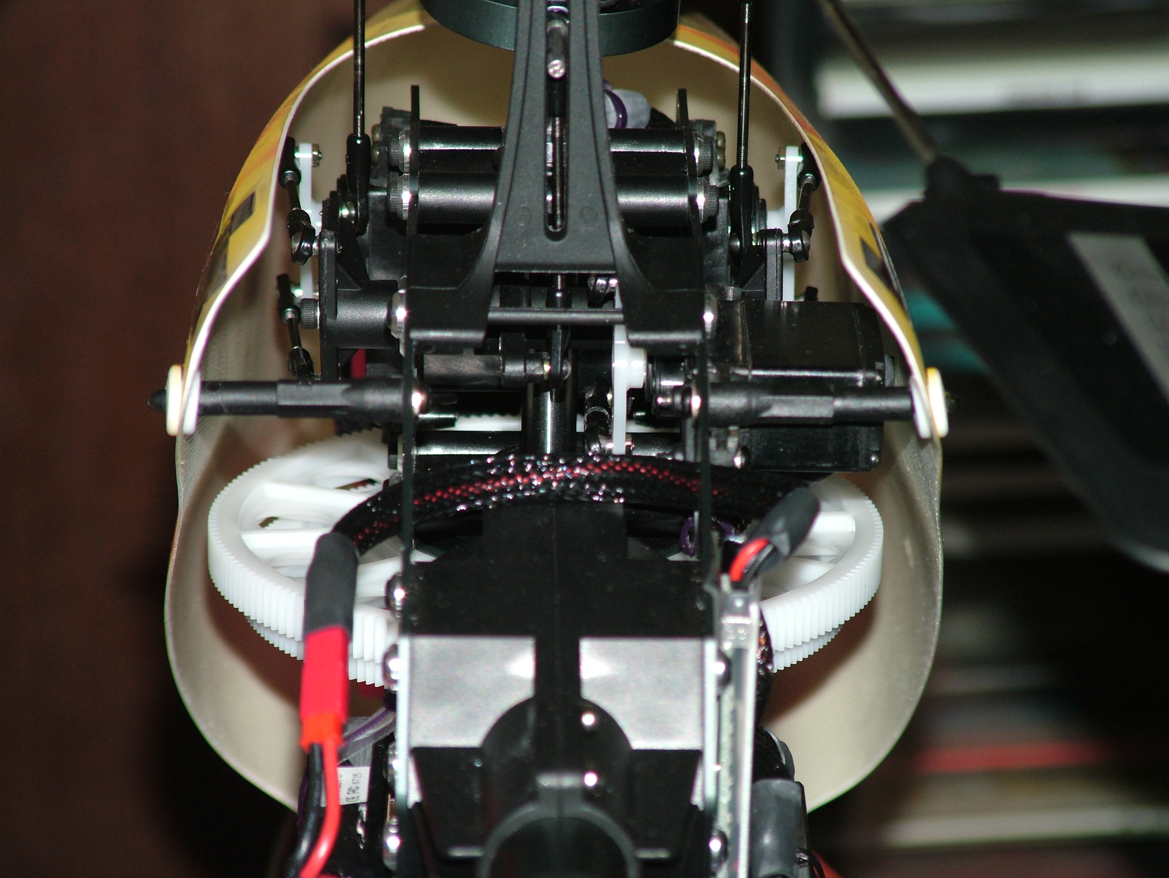 Servo Ansicht - Ich denk, man sieht in etwa, das die Servoarme unterhalb der Haube nur Luft haben