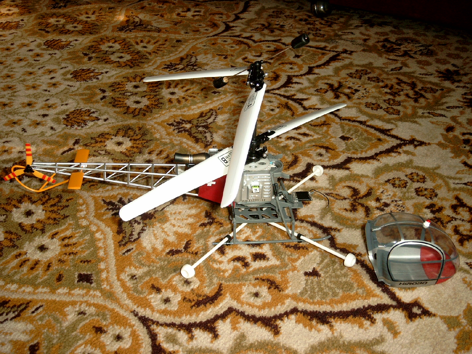 Keine sorge, da ists nichts kaputt... die Rotorblätter sind nur mit einer Schraube festgeschraubt, sodass das Blatt bei aufprall zur Seite wegdreht und so möglichst wenig schaden nimmt, theoretisch ;-)