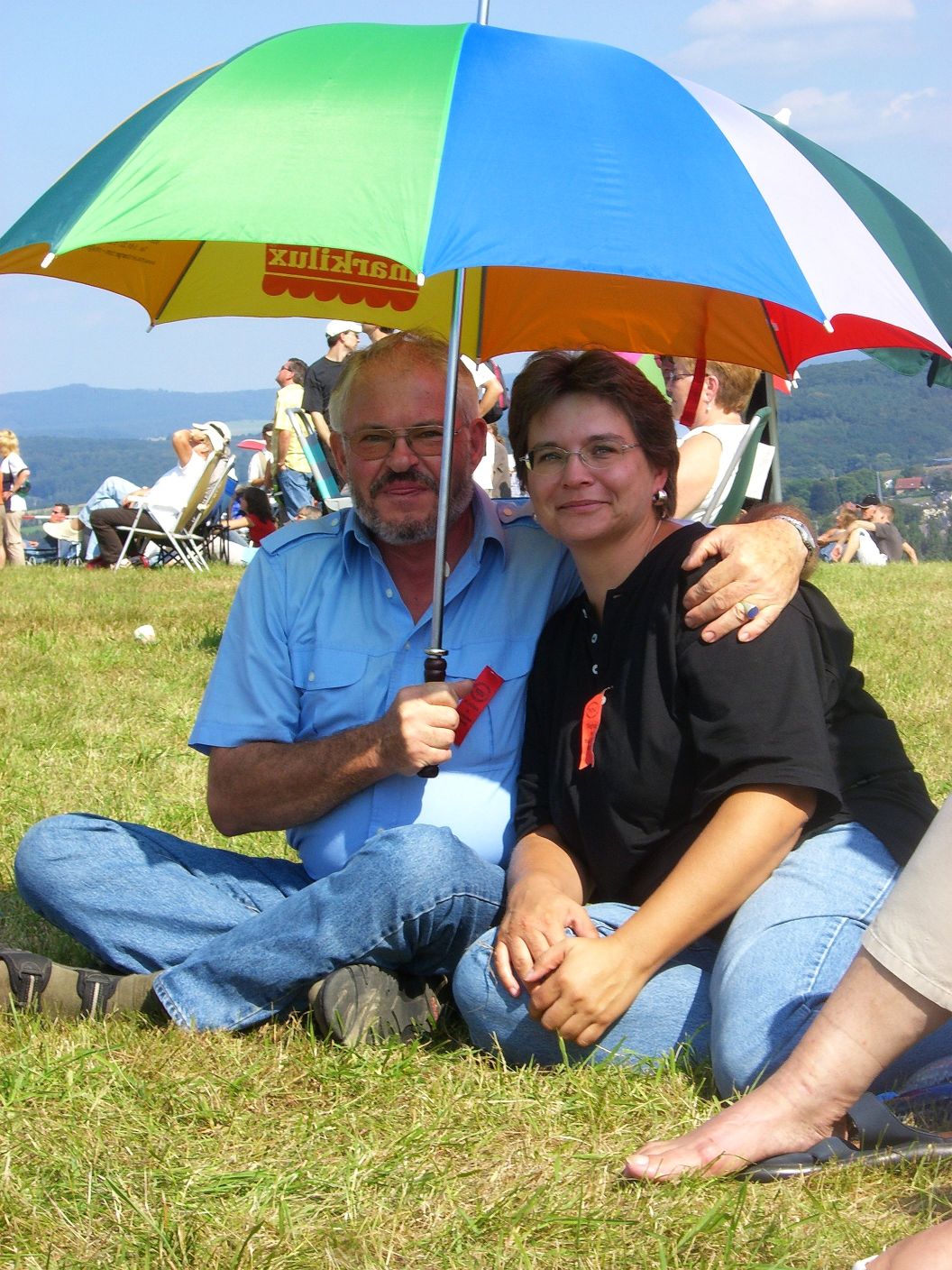Sabine mit ihrem neuen, nachdem Alex unter der Bierzeltgarnitur gelegen hatte...