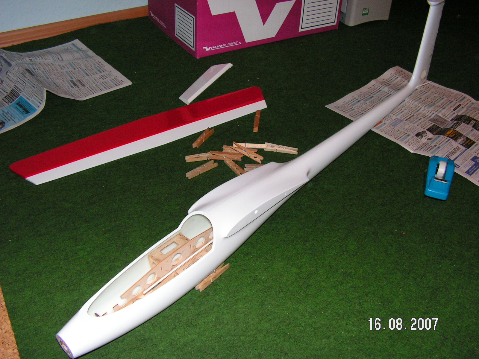 momentaner Baustand: fertiger RC Spant, eingeklebtes Seitenruder, eingeklebter Motorspant., Kabinenhaubenbefestigung is auch drinne