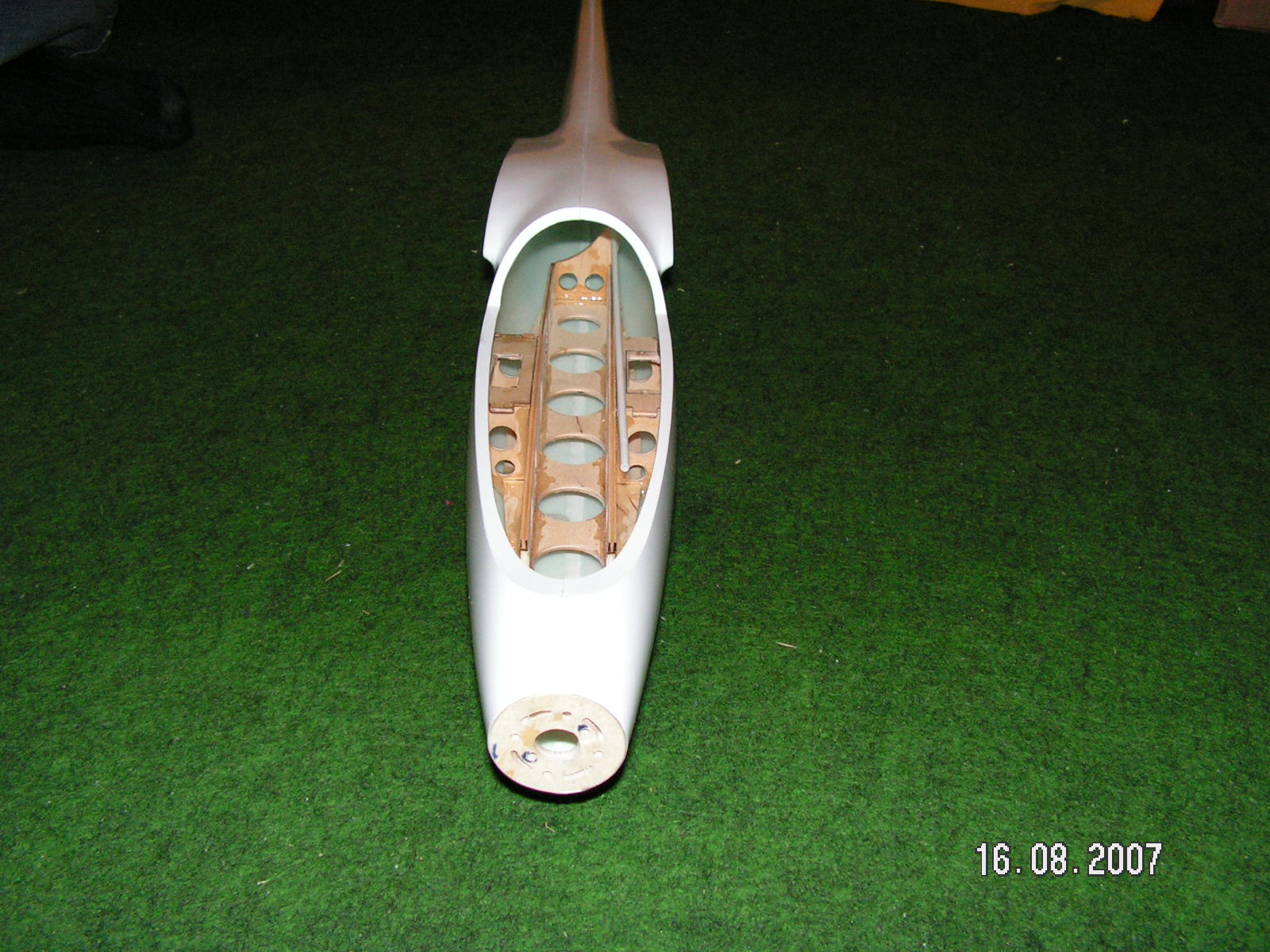 so sieht das ganze fertig eingebaut aus. Der Motor und die Luftschraube haben auch schon mal kurzzeitig Platz genommen - passt 1a