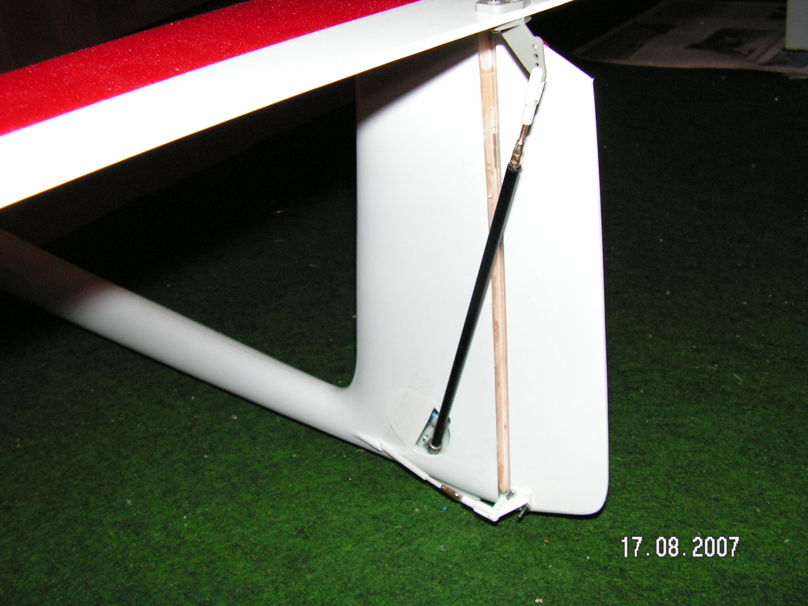 keine besonders gute aber stabile Lösung da das Höhenruderservo da hinten steckt