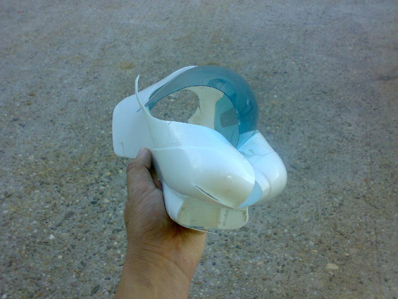 Die Haube hats auch ein wenig mitgenommen und paar Risse abbekommen - allerdings nach ein paar Klebestreifen kann man die wieder verwenden :)