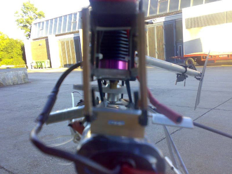 Hier kann man sehen, wie sich das Chassis verbogen hat.