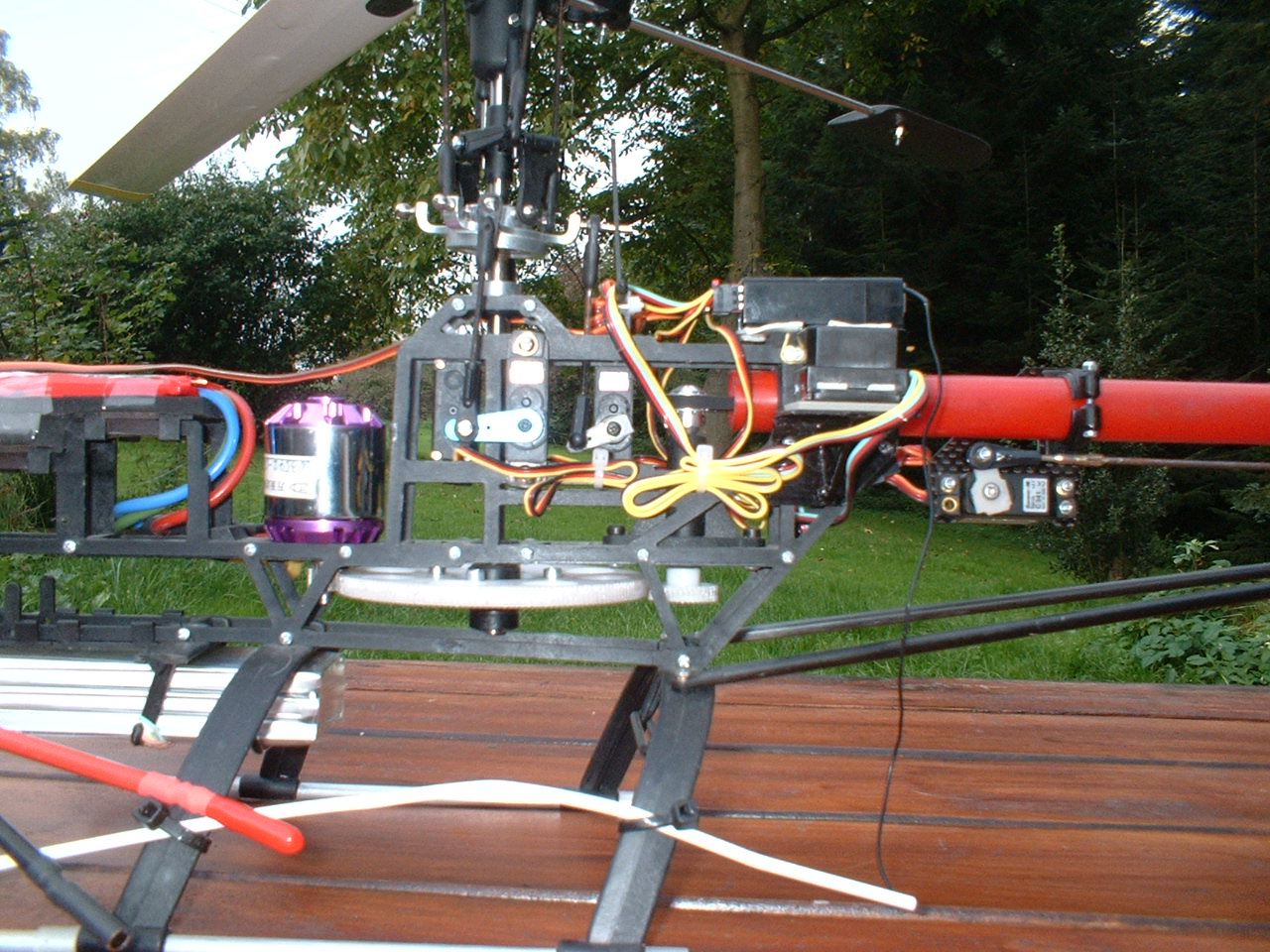 3 Hitec Servos an der Taumelscheibe, Graupner 341 am Heck