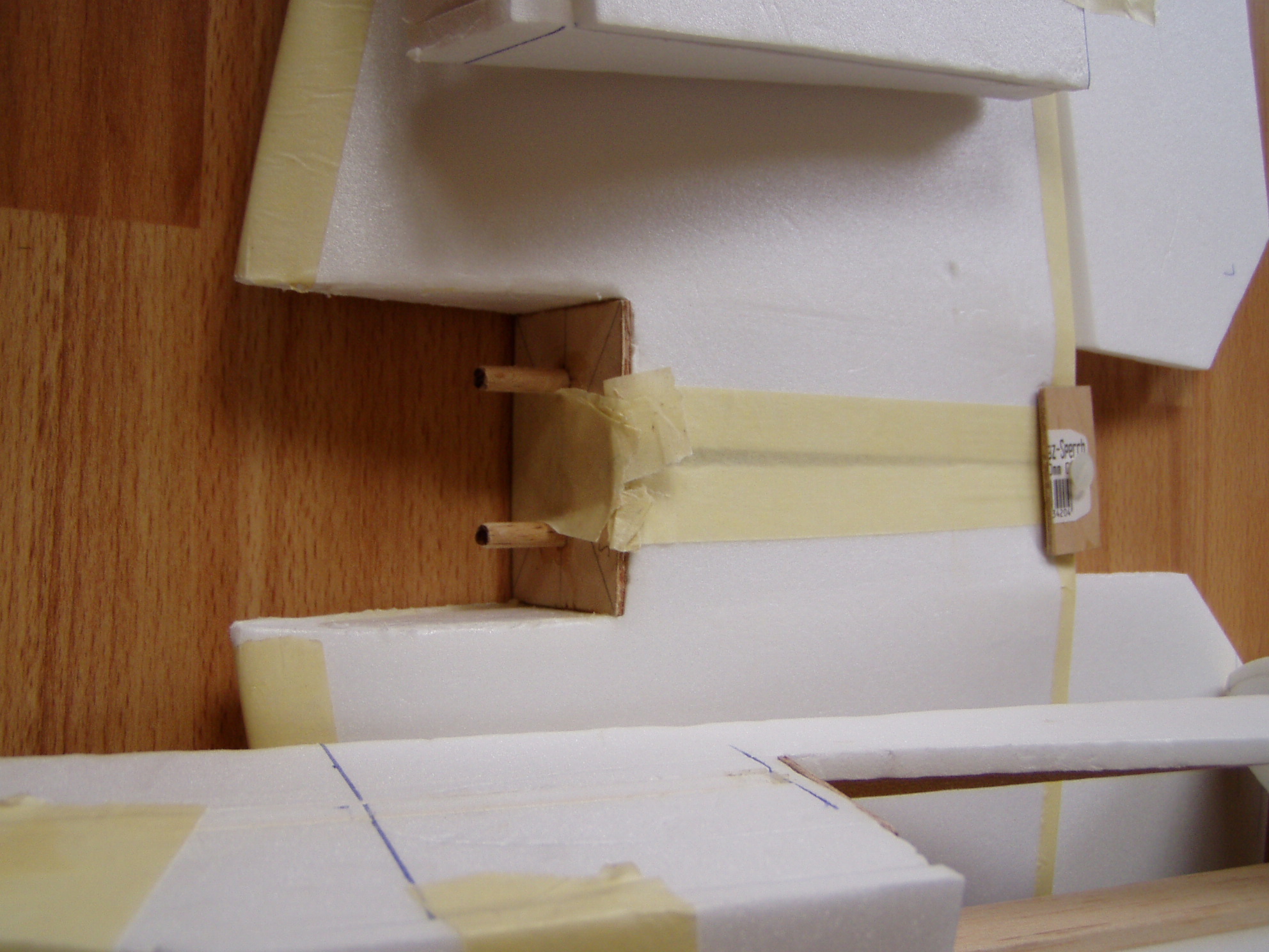 Flächenbefestigung  nach original, in EPP sind die Flächen zusammengeklebt und durch den Rumpf geschoben ... also etwas anders...