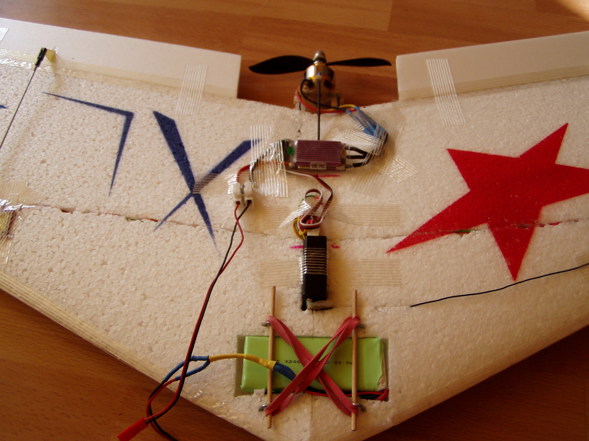 Rc-Zeugs ....mit klebeband fixiert laut anleitung bis auf Akku halterung made by me ;) ...