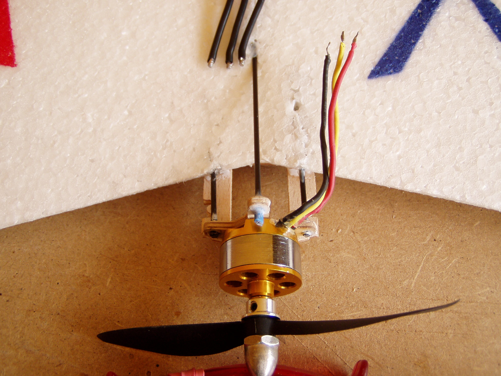 Motorbefestigung ...nicht vom feinsten, aber sollte halten 3x cfk stäbe in die fläche als stütze verklebt und am spant verklebt.. mal gucken..