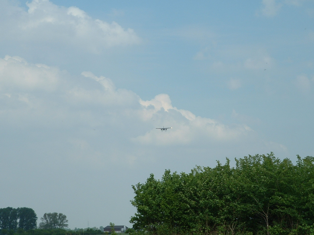 Fallschirmspringer-Maschine im Landeanflug.