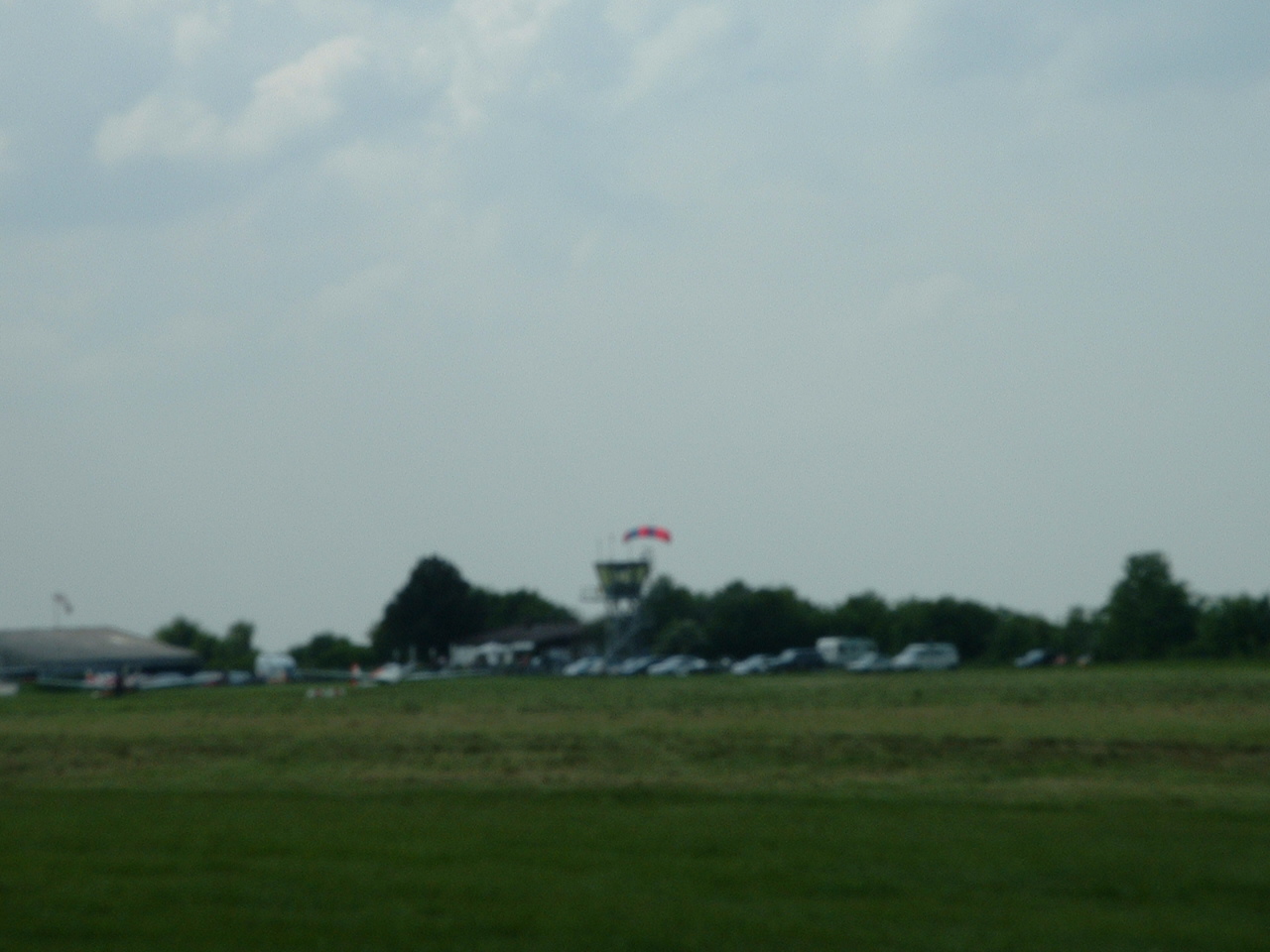 Fallschrimspringer kurz vor der Landung.