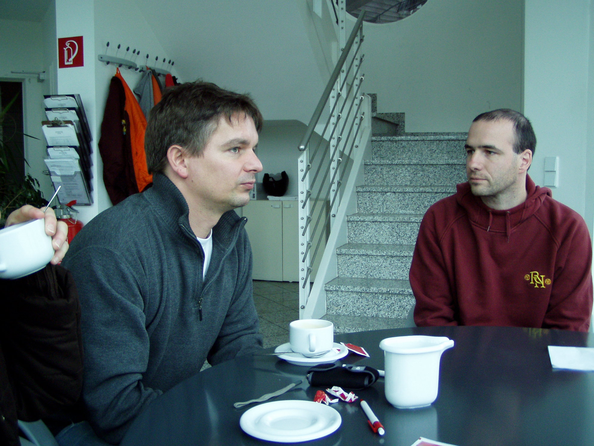 ..Joris und Pilot Thomas Kleineisen nach dem Flug  bei einem Kaffee , &amp;quot;nerven&amp;quot; beruhigen und mal  das ganze verarbeiten.....  copyright BBMM-Production mit freundlicher Genehmigung von Hubi-Fly