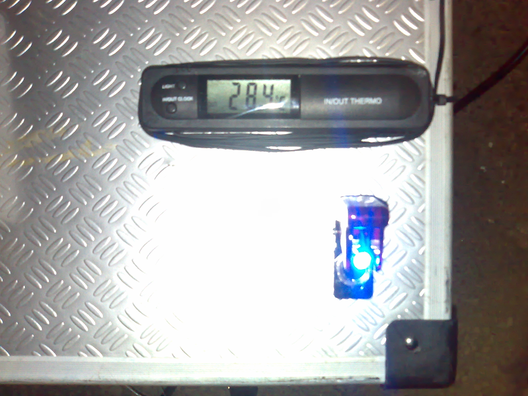 Garagen Temp. 18°C  Koffer innentemp.  28,4° nach knapp 2 minuten...