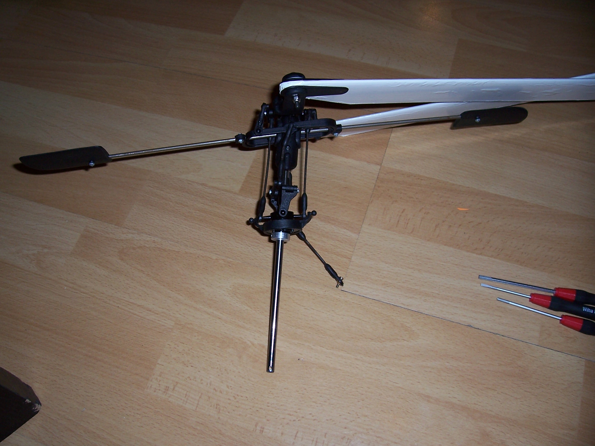 2. Dann hab ich den alten Rotorkopf komplett aus dem Eco 8 ausgebaut