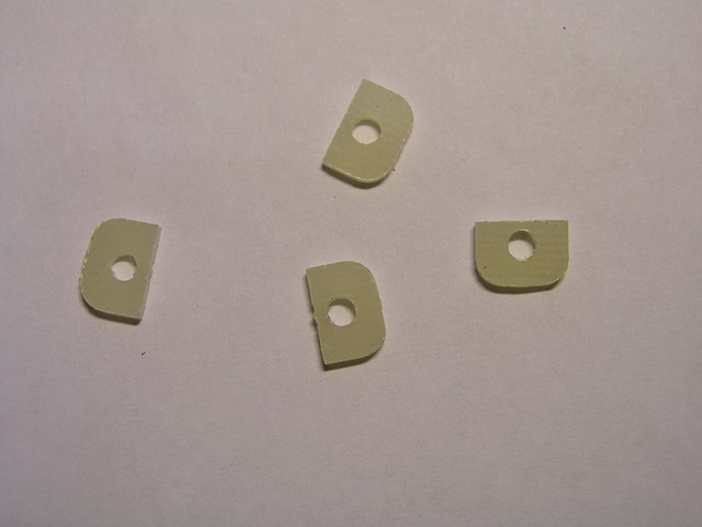 die kleinen distanzplättchen, die zwischen chassisaufnahme und den unteren distanzplatten (siehe voriges bild) kommen.