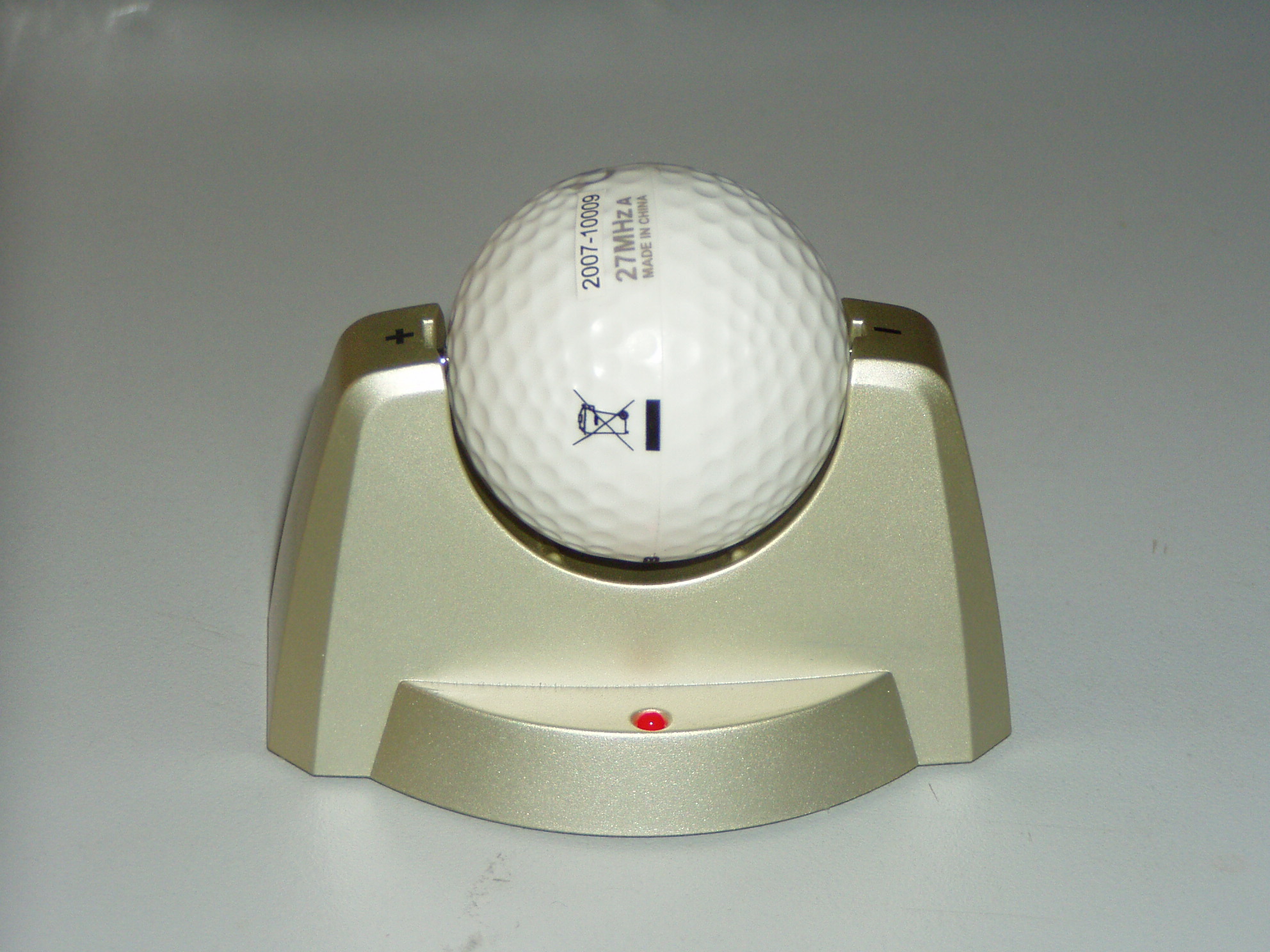 Golfball auf Ladestation