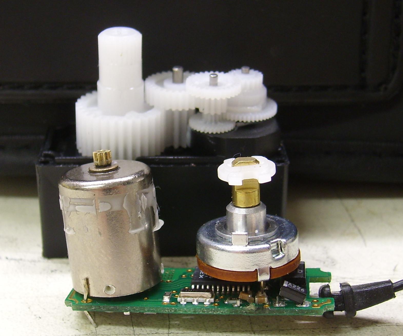 Servo S9257 2.jpg