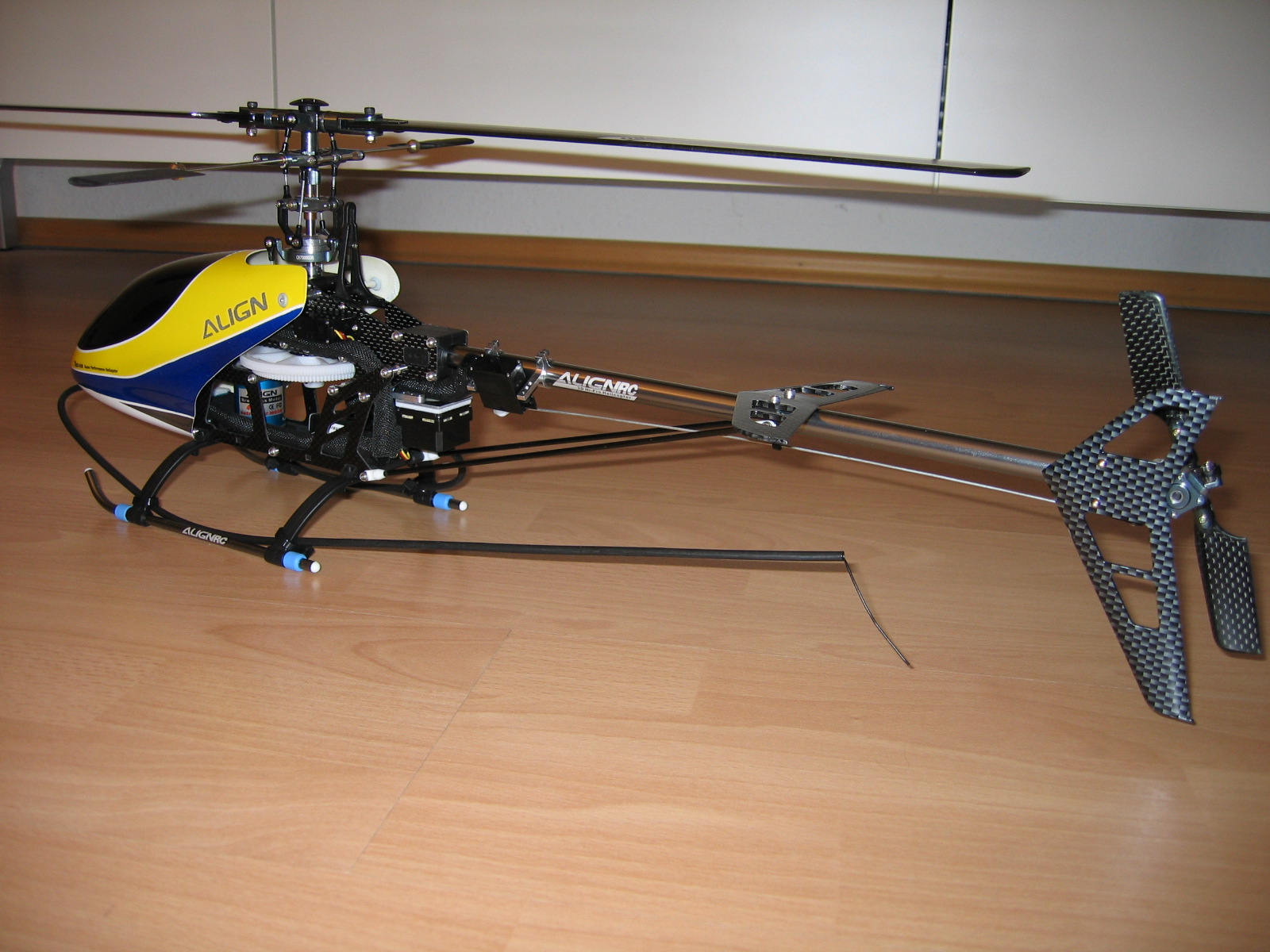 T-Rex 450 S CF mit grauem Alu