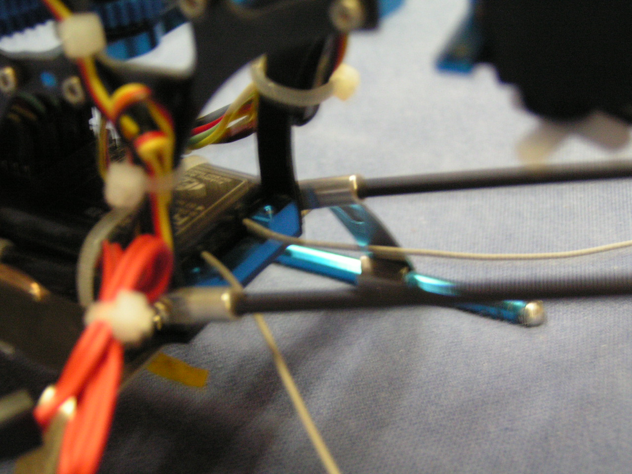 So ist der Empfänger eingebaut und die Drähte laufen dann im ca. 90° Winkel auseinander.