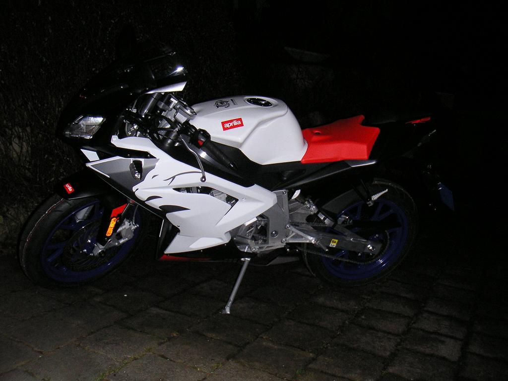 Das is nen richtiges mopped, 50ccm und 9ps ^^ ;D