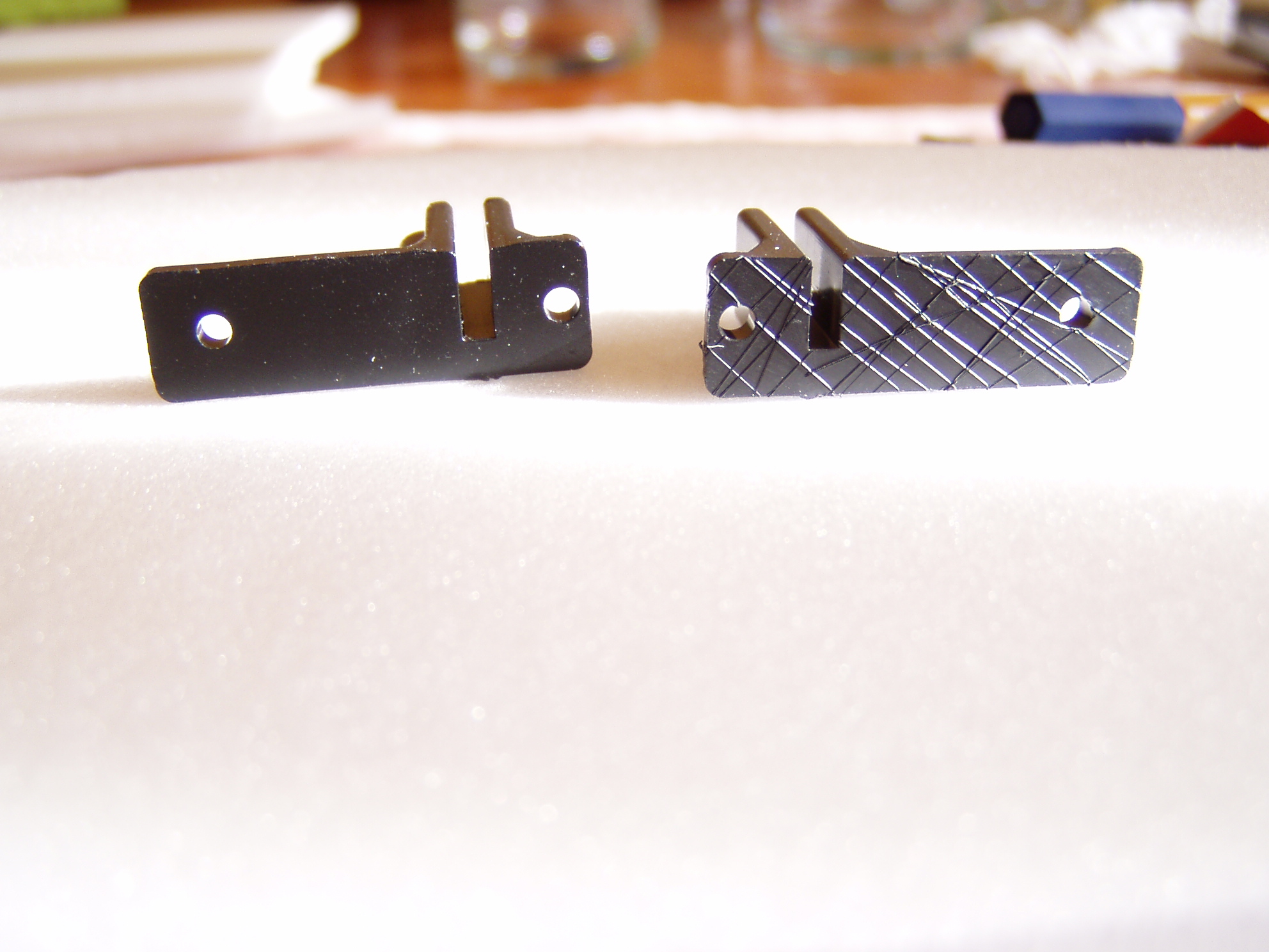 da ich kein Schleifpapier daheim habe (liegt alles im Tower ...)  habe ich die glatte fläche von den Servohaltern mit Cuttermesser  aufgerauht, Epoxy hält normal bombenfest, so aber erhöhe ich die Oberfläche  und auch die Klebekraft ..