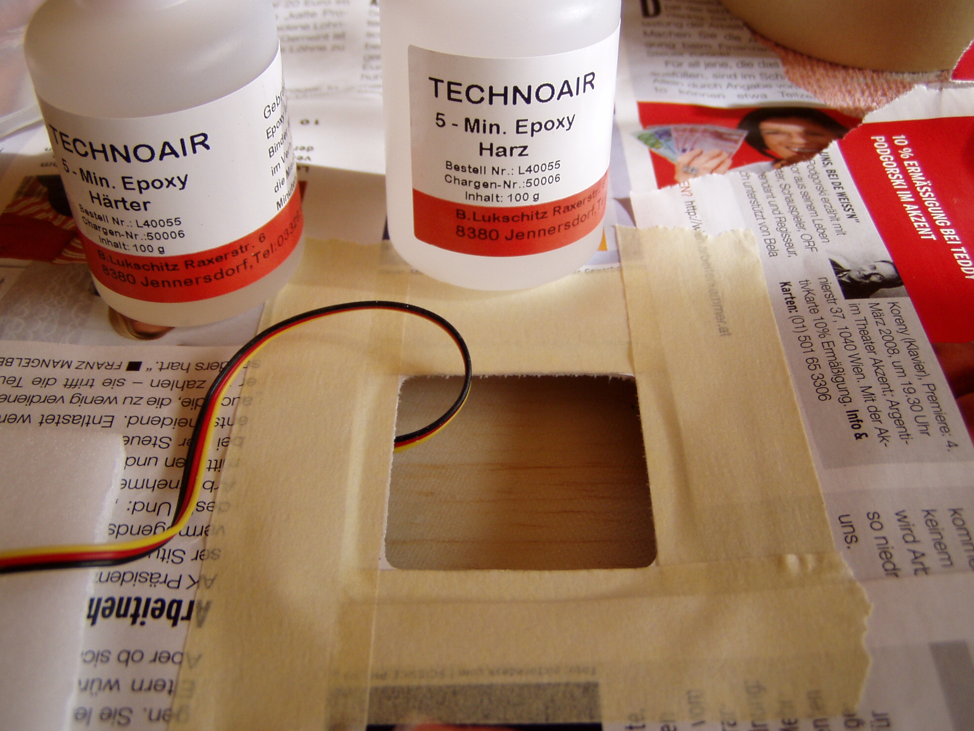 da ich meisten kleckse wenn cih aufpasse *lol* , habe cih die Flächen sicherheitshalber mit Papier abgedeckt... und  voilla schon ist das Epoxybrettchen umgedreht auf den flächen gelegen, man sieht .. man lernt sich irgendwann selber kennen *ggg*