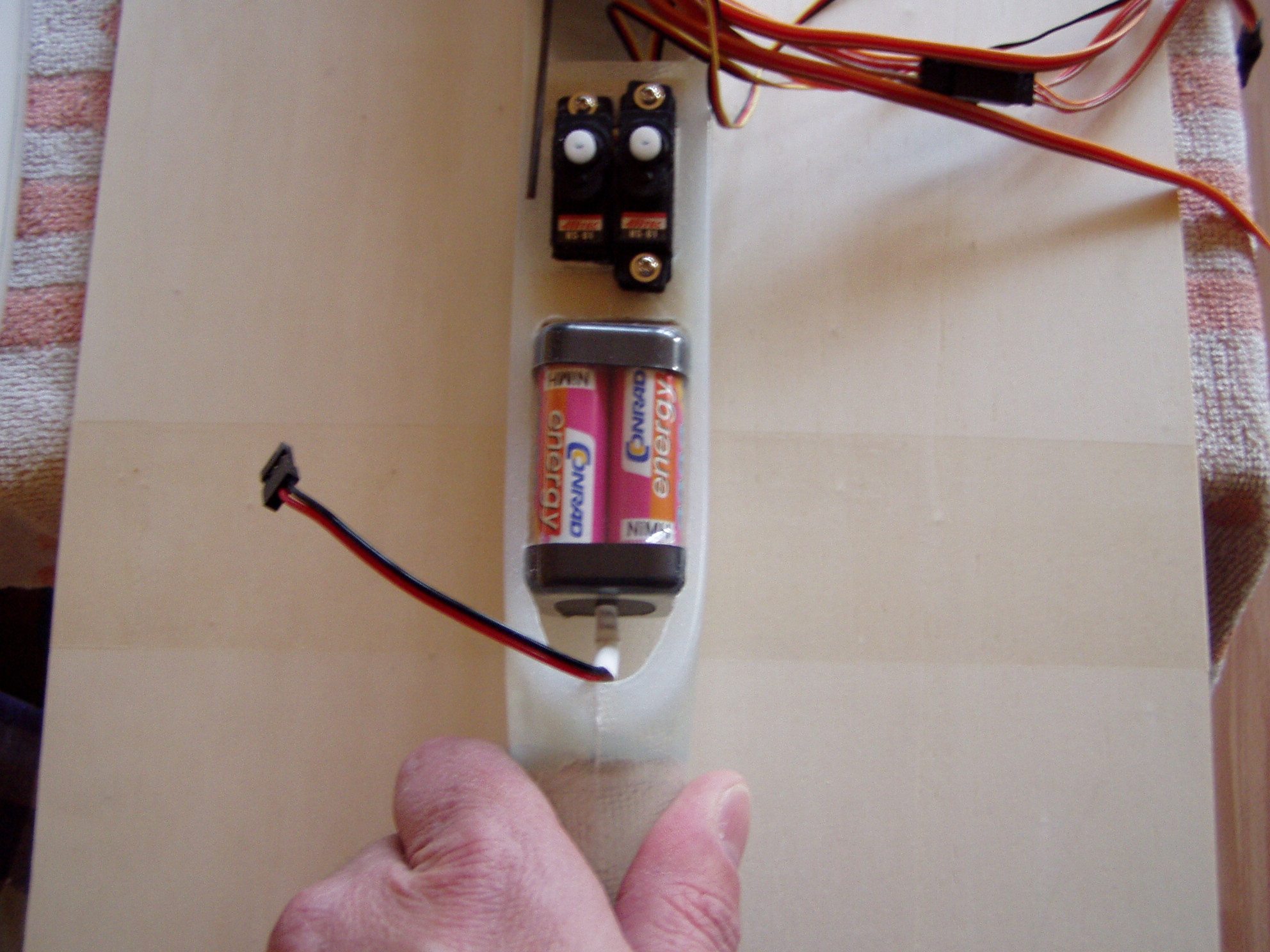 Servos  HS-81 und Empfängerakku 2300mA  (passte auch net rein ) musste ich ausfräsen  ....bei einem HS81 fehlt das befestigungsohr) da muss ich was basteln ...