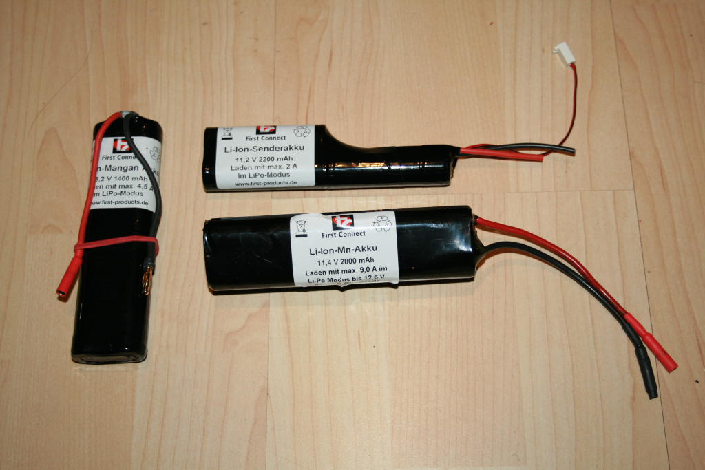 Der abgebildete 3S1P ist kein Flugakku - dabei handelt es sich um einen Li-Ion-Senderakku mit 2200 mAh....<br />Der Flugakku mit 3S1P ist aber identisch in der Anordnung.