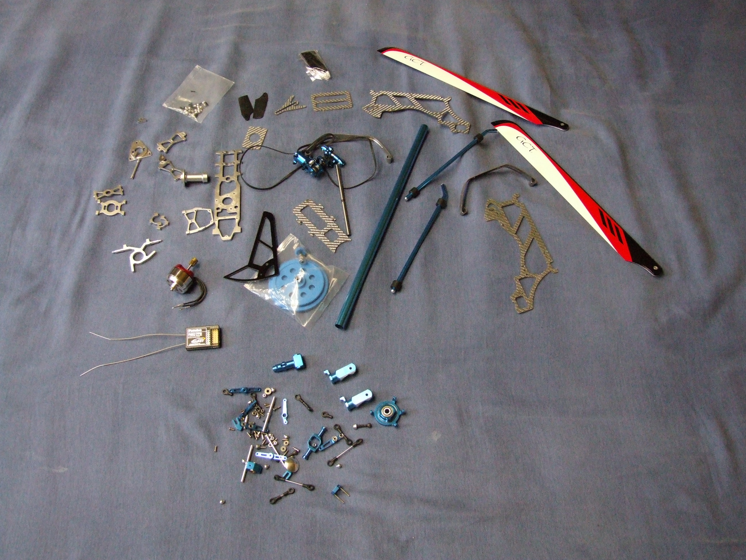 So sieht der Inhalt der Kiste aus ...<br />Nur die Servos habe ich nicht dabeigeworfen.