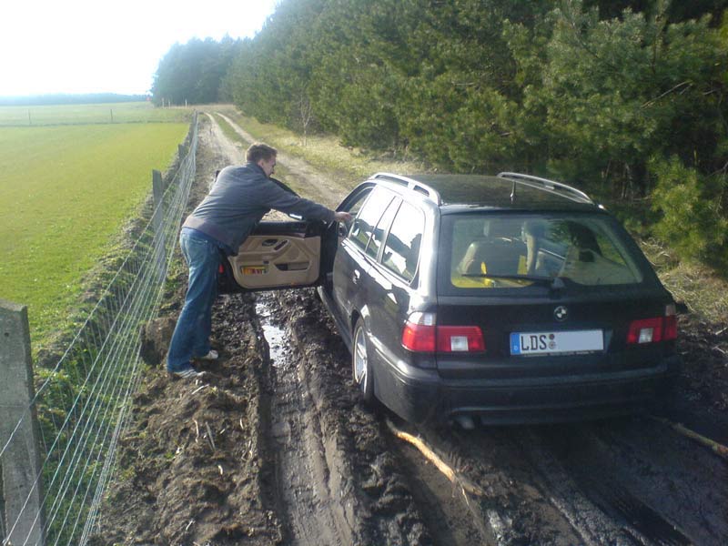 Andy beim Telefonieren mit Bluetoth Freisprecheinrichtung. Ist schon blöd wenn der Teilnehmer plötzlich aus dem Auto mit einem spricht obwohl man neben dem Auto steht und sich das Handy ins Ohr drückt