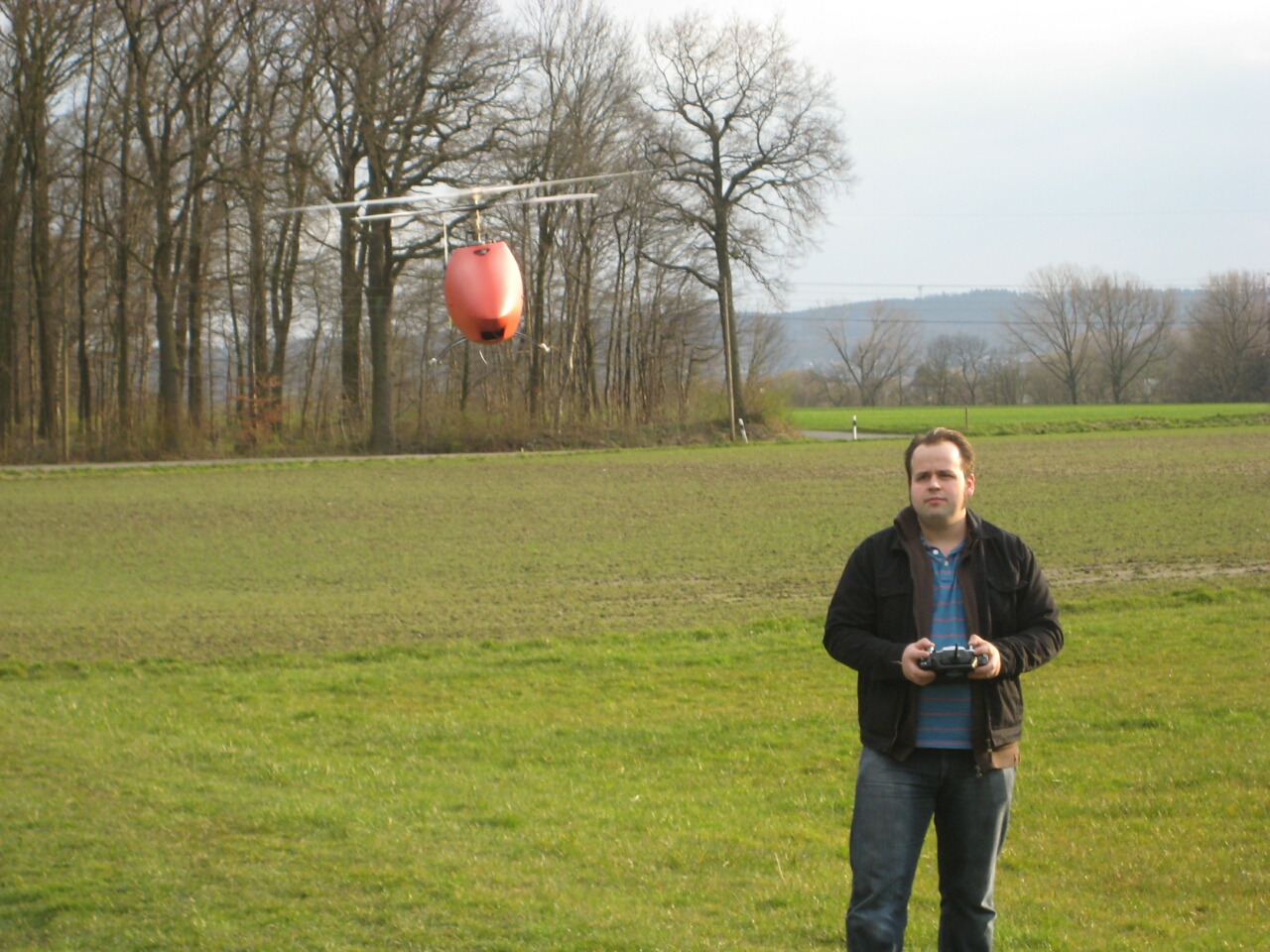 RoXXter (orange) mit Pilot (skeptisch)