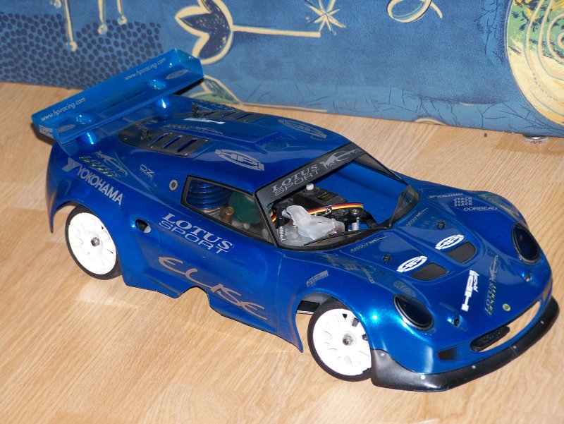 Ein Lotus mit V-Chassy (Carson Cr4) <br />zum fotografieren aufgebockt, weil eigentlich stillgegelt und ohne Stoßdämpfer (sifften)