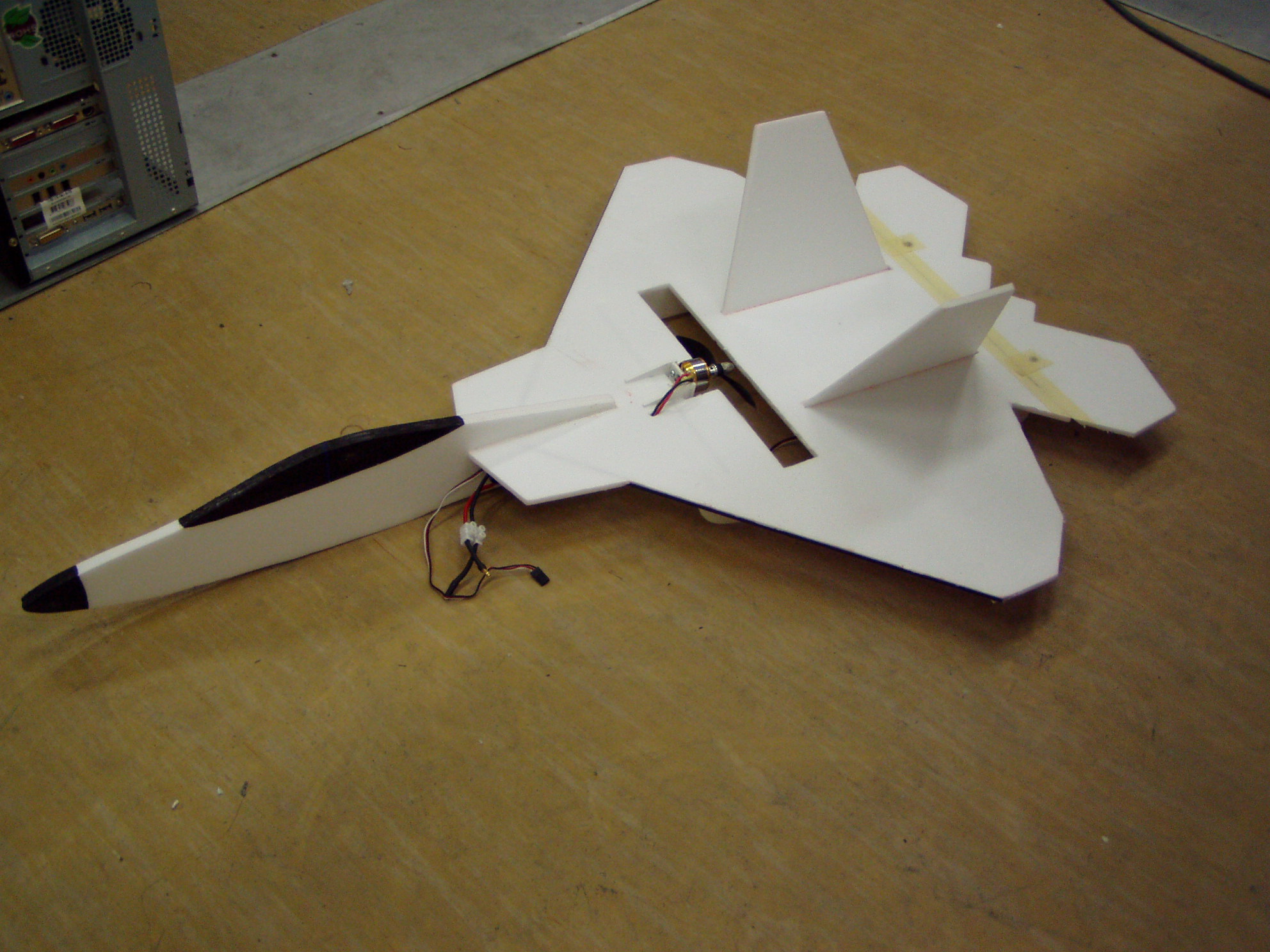 F22 am Boden , hoffentlich guckt sie morgen ach nach dem erstflug so aus... <br /><br />Frässatz der Teile wenn optimiert und fix fertig für 15EUR ohne Porto, genauere Anleitung und bilder folgen auf  bbmmp.net, auch von weiteren Bildern und Selitron Bausätzen