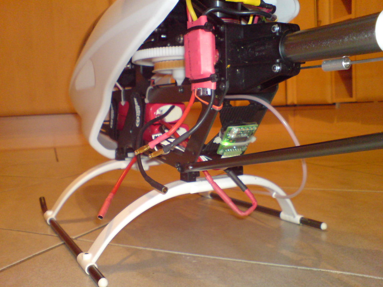 Befestigt mit Tesa Velcro und Kabelbinder zur Sicherheit ;-)