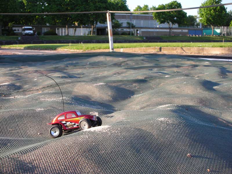 Was man auf nem Sportplatz nicht alles für Gelände findet. :) ... da ist er auch ohne Probleme durch.