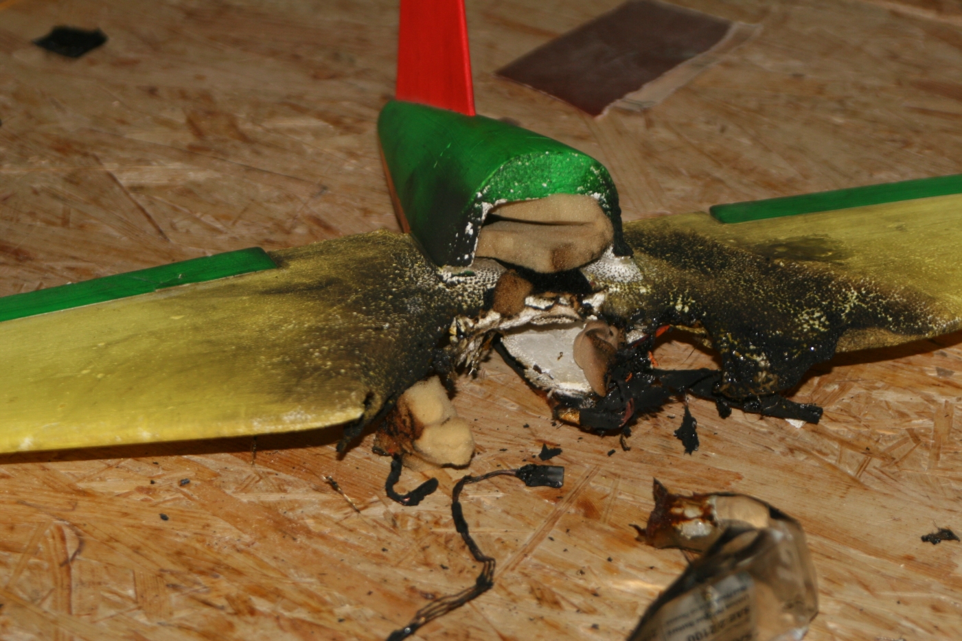 Reglerbrand (Align 35A) in kleiner ME 163<br /><br />Leider hat der Pilot die Flammen zu spät gesehen und musste sehr weit zum Modell laufen. Die übergeworfene Jacke hat verhindert, dass Akku, Empfänger und Servos mit zerstört wurde.