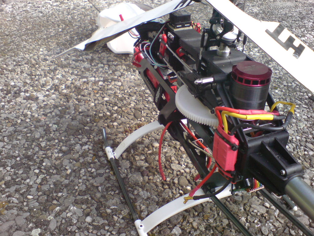Getriebe, Motor, Servos  -   alles heile geblieben, Kufe gebrochen